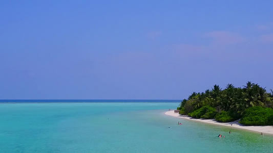 以蓝海和白沙为背景放松旅游海滩休息的空中观视全景视频