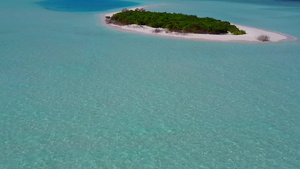 以清水和白色沙沙底背景的清水为食用旅游海滩生活方式11秒视频