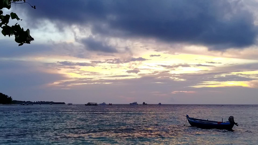 乘坐宁静的岛屿海滨旅行乘白沙底绿海出海视频
