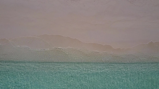 热带度假度假胜地海滩海面的海景由蓝海航行有白色沙子视频