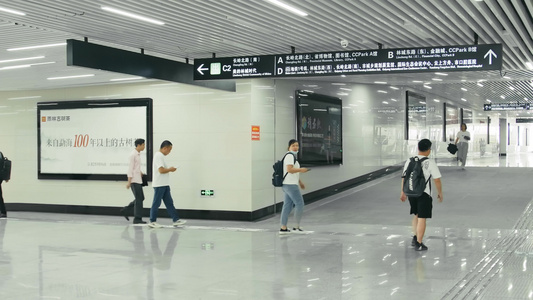 4k实拍地铁站游客行走视频