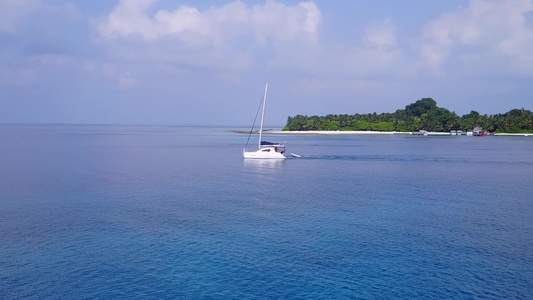 通过清海和白色沙滩背景放松旅游海滩休息的空中航向全景视频