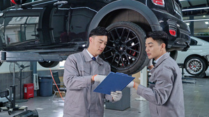汽车修理技术人员检查汽车轮胎31秒视频