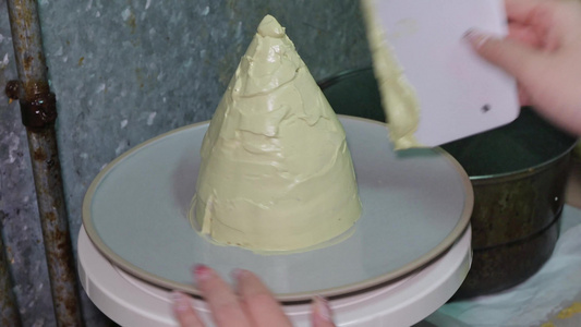 挤奶油裱花袋制作蛋糕西点甜品视频