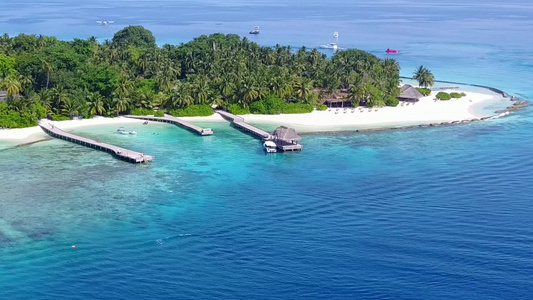 热带海观海滩航行的热带海观旅游通过清洁沙土背景的清视频