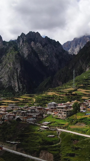 航拍甘南旅游景区扎尕那原始村落东哇村旅游目的地43秒视频