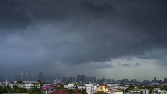 下雨下日落时的城市景色视频