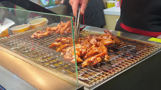 老北京街边小吃烤肠烤鸭烤鸡架烧烤美食视频