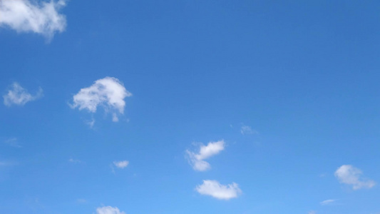白昼云在天空中移动得很快视频