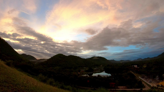 太阳和云层的反射在天空背景山上飞快移动在泰国法塔卡视频
