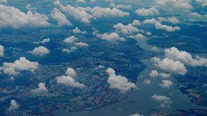 飞机上拍摄陆地和云朵20秒视频