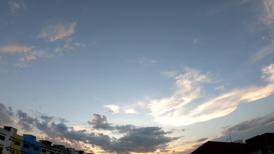 太阳的反射和云在天空上飞快地移动时瞬间消逝视频