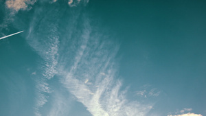 云层和远处的喷射轨迹30秒视频