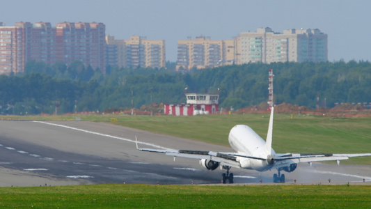 区域喷气客机降落在莫斯科机场视频