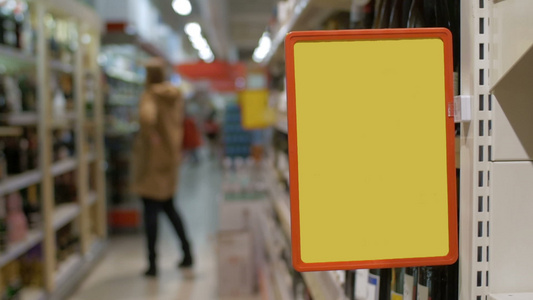 超级超市中的空广告牌视频