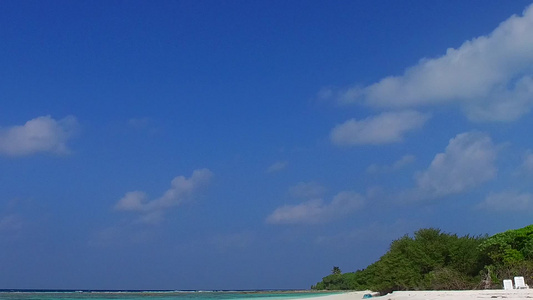 海上海岸海滩间断海浪附近蓝色环礁湖和白色沙沙底背景视频
