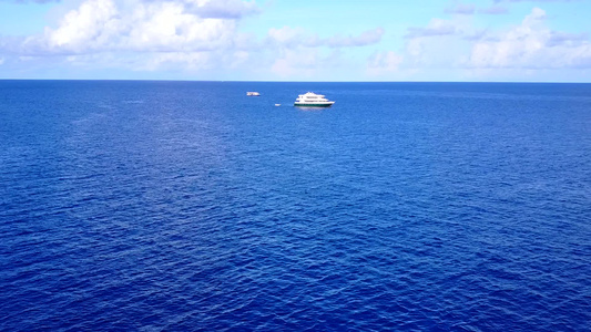 以海平面附近的水蓝海和白沙背景为起点的海滩生活方式视频