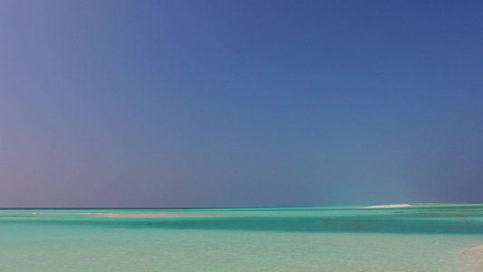 蓝海和棕榈附近浅沙地背景的阳光明媚的海洋海岸海滩冒险视频