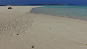 日出后的蓝绿海水和白色沙滩13秒视频