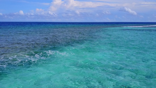在沙滩附近的蓝海和白色沙沙底背景上进行豪华海岸海滩视频