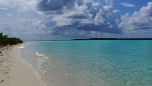 在海浪附近用白色沙质背景的蓝水复制放松海景海滩之旅12秒视频