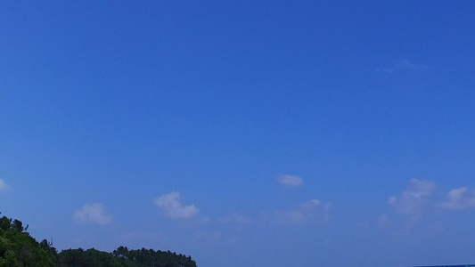 蓝色绿水和接近冲浪的白色沙沙底背景所呈现的长河海岸视频