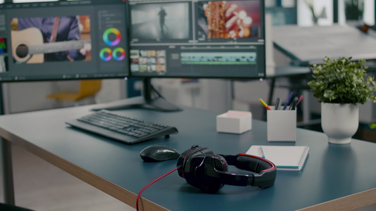 将专业计算机放在办公桌上的空空创造性多媒体工作室及视频
