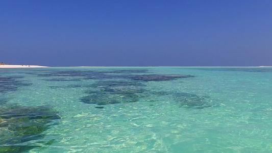 阳光明媚的宁静海滨海滩天空由水蓝色海洋和沙巴附近的视频