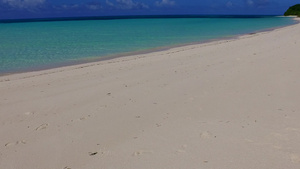 沙巴附近透明的环礁湖和白色沙滩背景的白色沙子打破海滩11秒视频