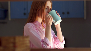 年轻美女喝茶做梦站在窗边站着12秒视频