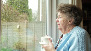 老年女性向窗外看20秒视频