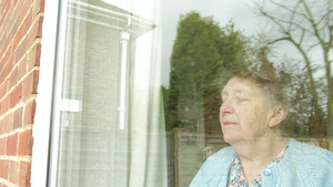 老年女性向窗外看14秒视频