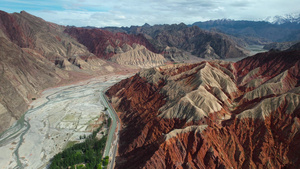 航拍5A帕米尔旅游景区景点红色神秘大峡谷壮观的地貌视频63秒视频