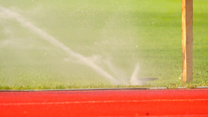 自动浇水的足球或足球场灌溉系统浇灌足球场室外体育场17秒视频