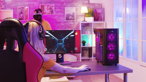金发女孩在强大的电脑上玩游戏16秒视频
