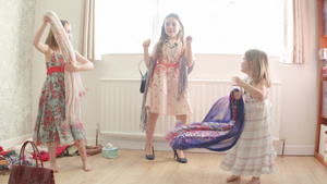 女孩跳舞和玩着装扮打扮主题14秒视频