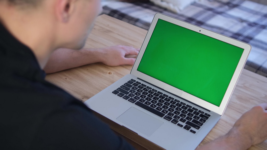 绿色笔记本电脑屏幕有选择性的软焦点远程教育的概念在视频
