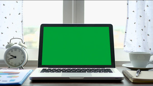 4k手提笔记本电脑在窗户附近的工作办公桌上安装绿色9秒视频