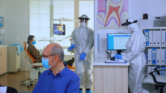 防护服口腔医生要求接受牙科X光检查视频