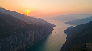 4K航拍延时轮船驶入夔门长江三峡夕阳落日10秒视频