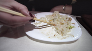 女人用筷子吃大米24秒视频