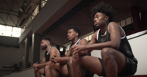 3个篮球运动员坐在板凳上观看比赛17秒视频