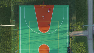 人们在城市公园的游乐场上打篮球空中垂直最高视线无人机18秒视频