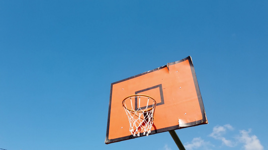 背景的蓝天和清洁蓝天使用网格篮球板视频