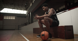 坐在板凳上的篮球运动员严肃而专注13秒视频