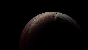 篮球旋转站点在黑暗背景下点亮篮球体育8秒视频