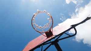 一个古老的篮子用来打篮球在日光云彩从下方20秒视频