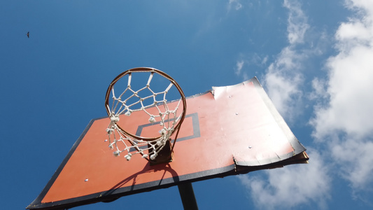 在公共体育场的天空背景上旧篮球圈视频