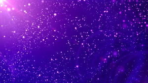 许多小颗粒在紫色空间中移动在光线和光线下20秒视频