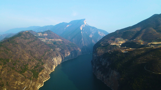 4K航拍长江三峡轮船驶过峡谷视频